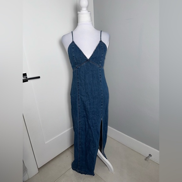 Alice + Olivia Julietta Denim Midi-Dress/Size 6 - Picture 4 of 12